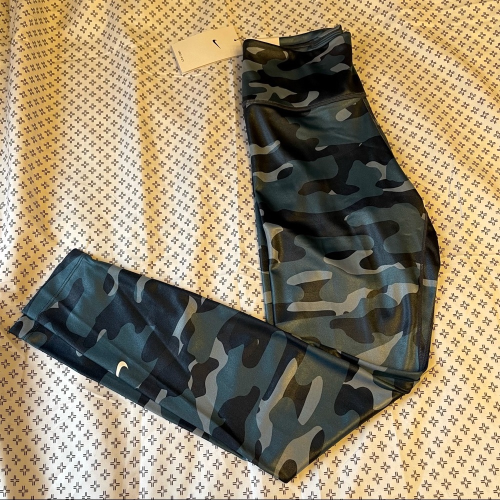 NWT Nike Camo tights leggings athletic workout pants- size small